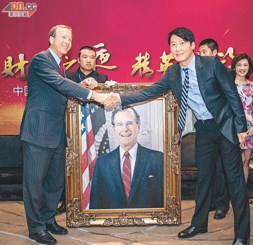 黎明获赠油画