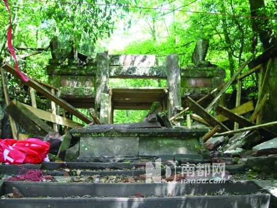 蒙顶山景区的石牌坊被震塌。 景区管理处供图