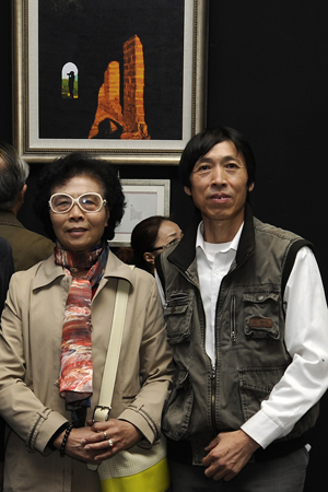 中国光影平面油画创始人于江与故宫博物院研究员张淑芬老师在画展上