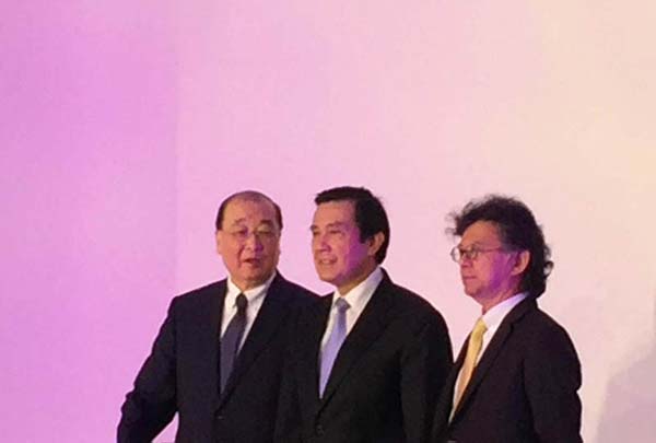 台湾地区领导人马英九先生（中）、“文化部部长”洪孟启先生（左）、中国台湾画廊协会理事长王瑞棋先生（右）亲临2015 Art Taipei开幕现场并先后致辞。