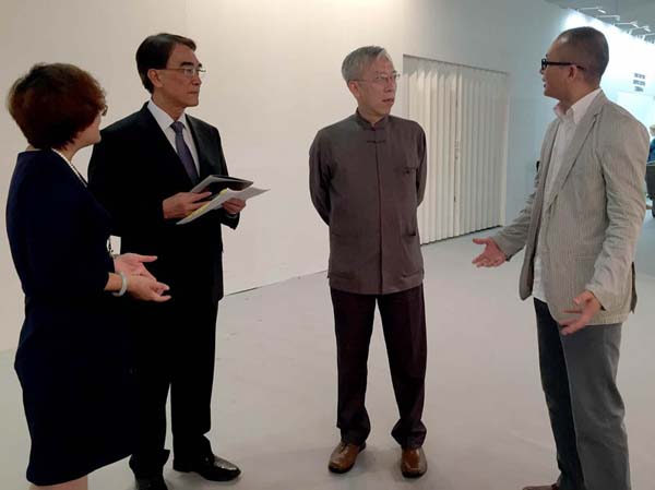 中国台湾“文化部常务次长”许秋煌先生亲临当代艺术家唐华伟展区与之交谈，左二为中国台湾“文化部常务次长”许秋煌先生；右一为当代艺术家唐华伟