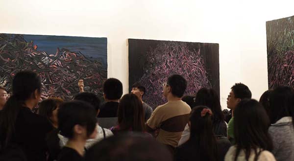 2015艺术台北－当代艺术家唐华伟展区现场聚集了大量观众