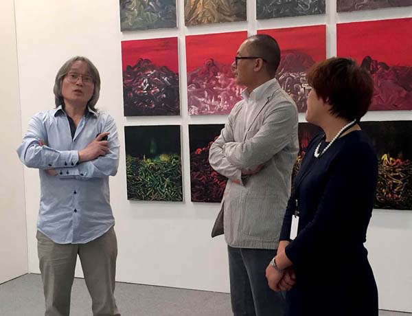 旅法艺术家冯骁鸣（左一）与当代艺术家唐华伟（右二）交谈