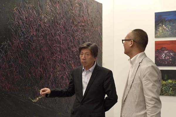 中央美术学院院长范迪安（左一）亲临当代艺术家唐华伟（右一）展区现场
