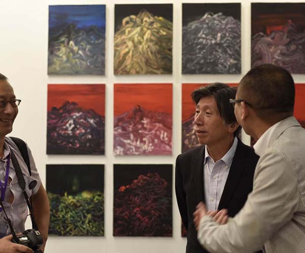 中央美术学院院长范迪安（中）、中央美术学院造型学院院长马路（左）与当代艺术家唐华伟（右）现场交流