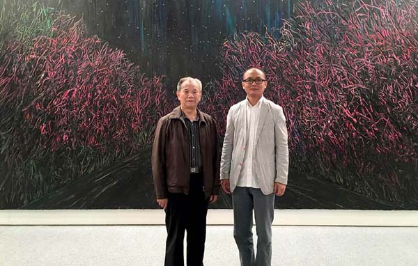 左：台湾著名当代艺术家洪耀；右：当代艺术家唐华伟